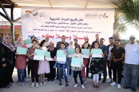 بناة الغد يخرج فتيان وفتيات دورتي ركوب الخيل والسباحة