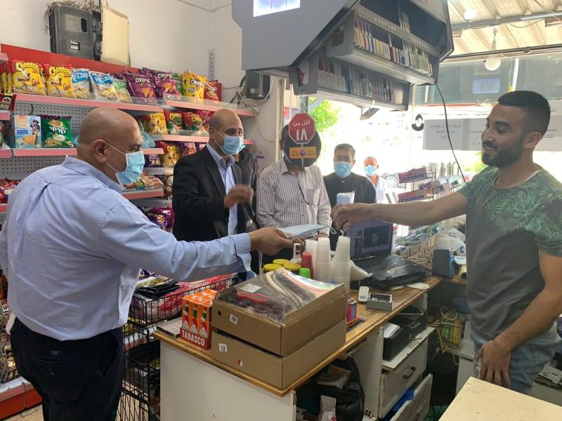 الرجوب يرعى إطلاق حملة توزيع الكمامات لمواجهة تفشي فيروس كورونا في بلدة الزبابدة