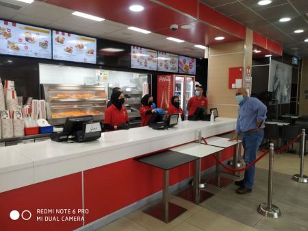 الرجوب يتفقد عدد من المطاعم و المقاهي للاطمئنان على الالتزام بمعايير السلامة العامة