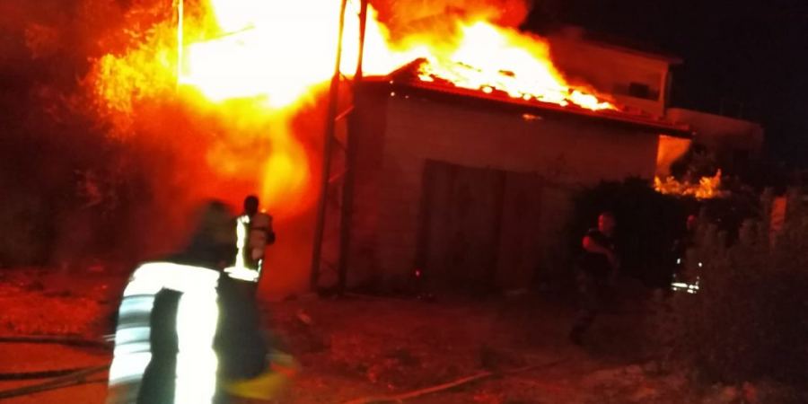 مستعمرون يضرمون النار في ثلاث مركبات خلال هجومهم على المغير