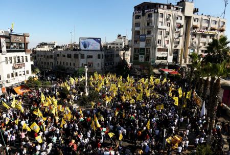 الآلاف في رام الله يشاركون في مسيرة جماهيرية دعما للشرعية ونصرة للقدس والأسرى
