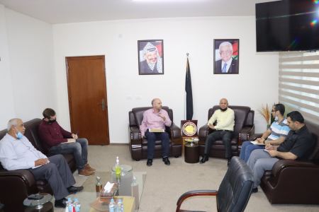  د. ابو هولي يبحث مع القائم بأعمال مدير عمليات الاونروا سام روز خطة التعافي لمعالجة آثار الحرب الاسرائيلية على قطاع غزة