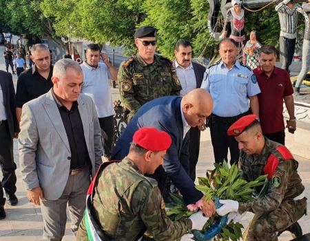 محافظ جنين . وممثلين عن المؤسسة الأمنية . مدراء . ومدراء علاقات عامه. وشخصيات رسميه وشعبية . يضعون اكليل زهور على صرح الشهيد بمناسبة عيد الاضحى المبارك