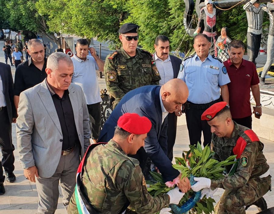 محافظ جنين . وممثلين عن المؤسسة الأمنية . مدراء . ومدراء علاقات عامه. وشخصيات رسميه وشعبية . يضعون اكليل زهور على صرح الشهيد بمناسبة عيد الاضحى المبارك
