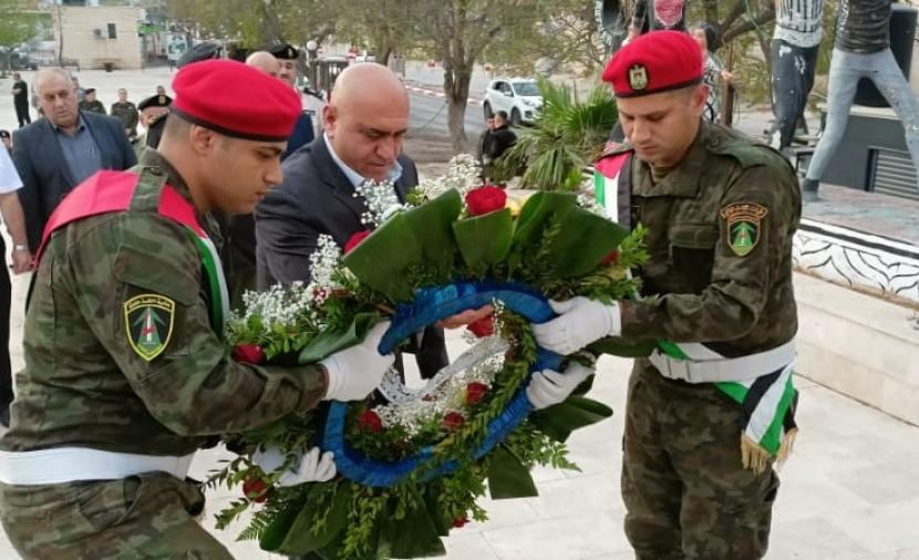 محافظ جنين يضع أكاليل الزهور على صرح الشهيد