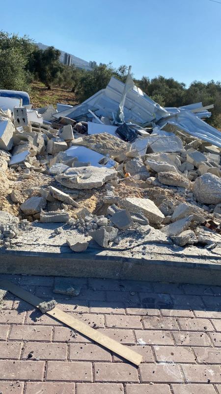 الاحتلال يهدم 4 منشآت وجدرانا استنادية في بلدة عناتا