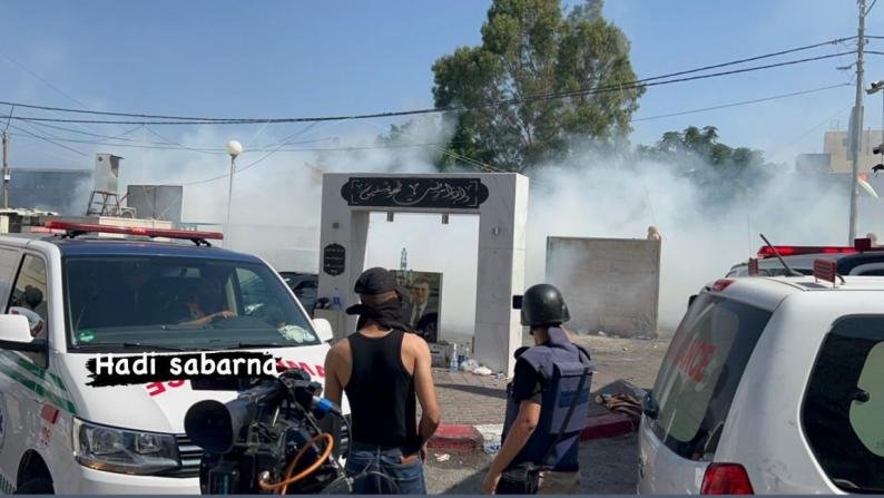 الاحتلال يستهدف مستشفى الشهيد خليل سليمان بقنابل الغاز السام 