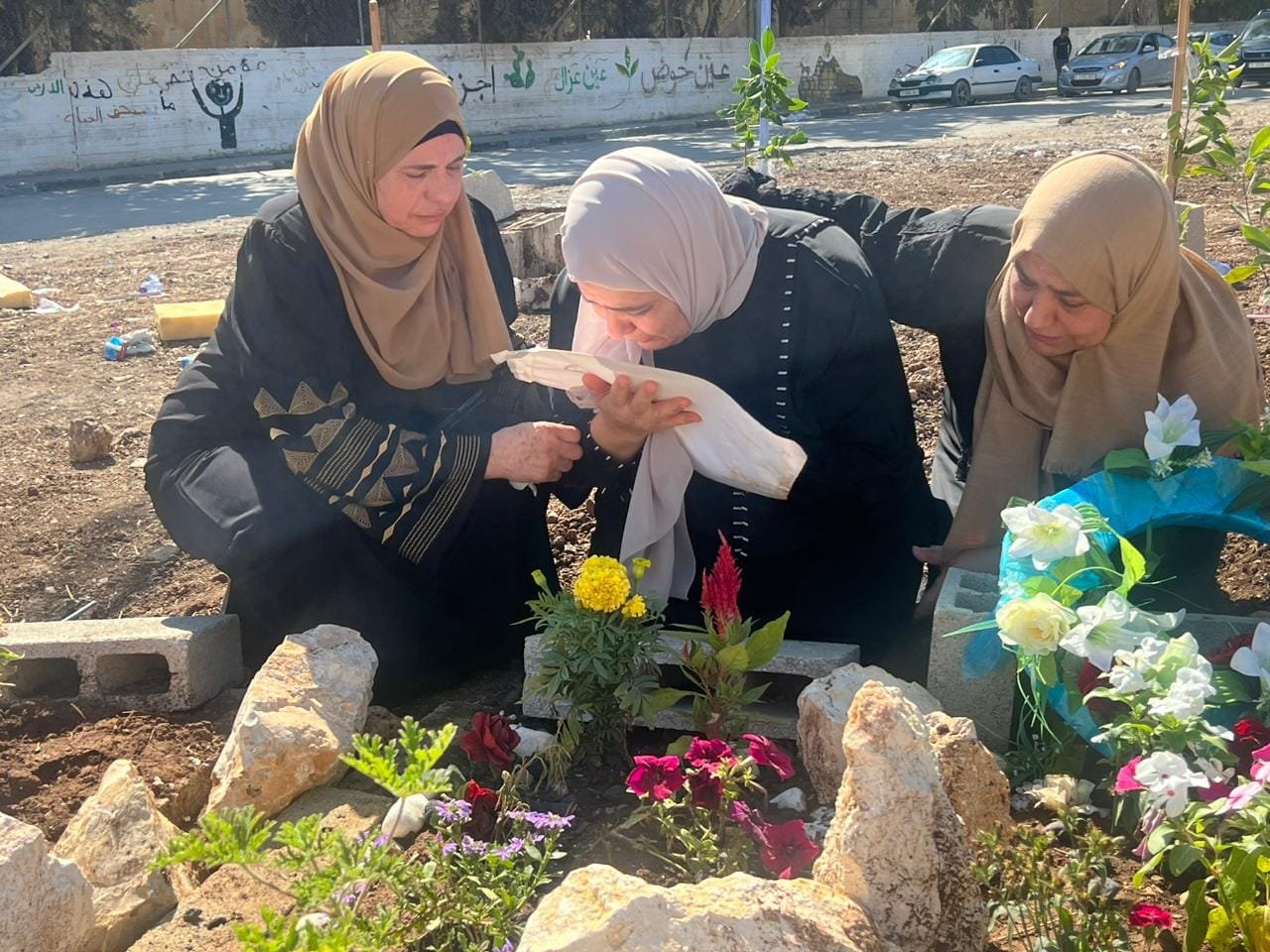 المهنئون يؤمون منزل الطالب الشهيد مجدي عرعراوي