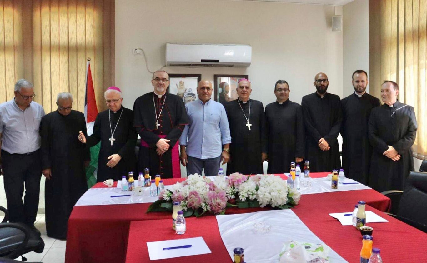محافظ جنين اللواء أكرم الرجوب يطلع غبطة بطريرك القدس للاتين الكاردينال بيير باتيستا بيتسابالا على عدوان الاحتلال الذي شنه على جنين ومخيمها