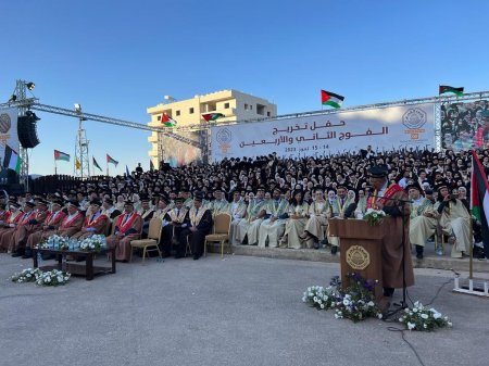 جامعة القدس تختتم مراسم حفل تخريج الفوج (42) مع خريجي الدراسات العليا وبكالوريوس المهن الصحية والصحة العامة والعلوم الإنسانية