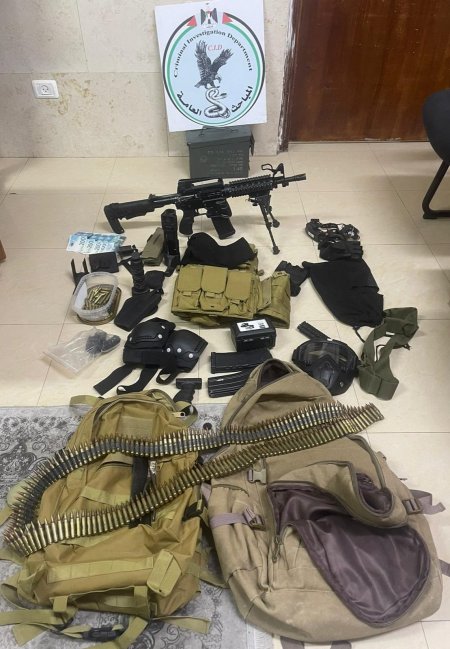 الشرطة والأمن الوطني يضبطان سلاح ناري وذخيرة بحوزة تاجر سلاح في الخليل