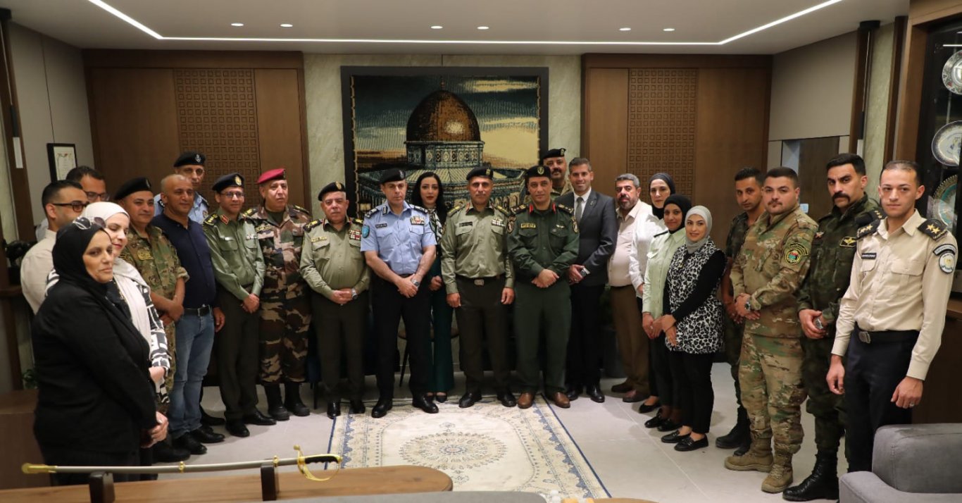 اللواء أنور رجب ولجنة العلاقات العامة والإعلام في المؤسسة الأمنية يهنئون الشرطة بعيدها الـ31