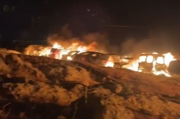 مستعمرون يحرقون مشطب مركبات في برقا شرق رام الله