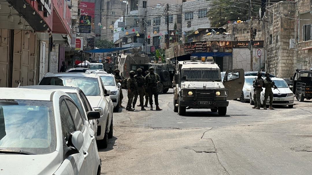 الاحتلال يحتجز أربعة مواطنين وينكل بهم على حاجز عسكري شمال غرب نابلس