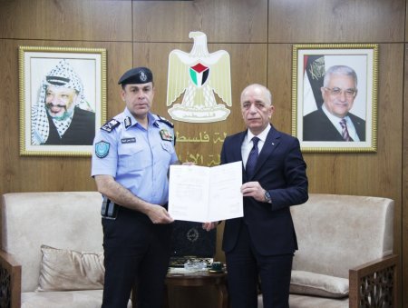 سلطة الاراضي تسلم مرسوماً بتخصيص ارض لصالح الشرطة في بيت لحم