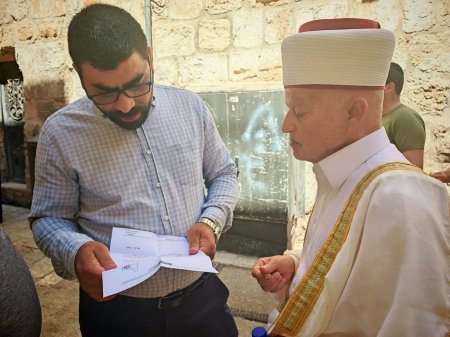 الاحتلال يُسلّم مفتي القدس قرارا بالإبعاد عن المسجد الأقصى لمدة أسبوع قابل للتجديد
