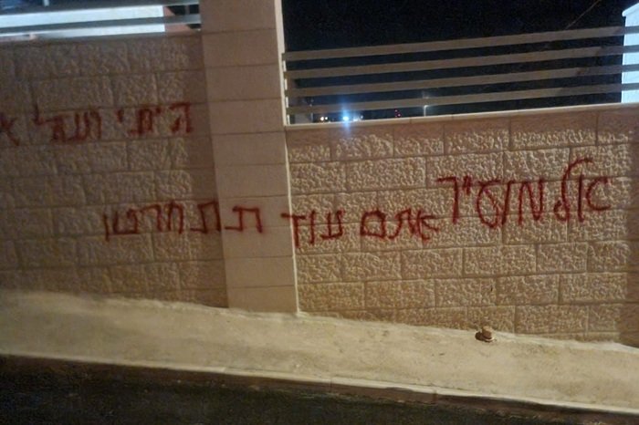 المستعمرون يجددون هجومهم على الطيبة: إحراق مركبتين وخط شعارات عنصرية