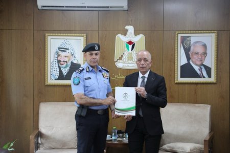 الوزير التميمي يسلم تخصيصاً لصالح وزارة الداخلية لمنفعة الشرطة