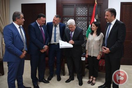 الرئيس يوقع على اعلان دعم حرية الاعلام في العالم العربي 