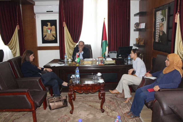 بعثة الصليب الأحمر الدولي تطلع المحافظ رمضان على قرارها بتقليص تمويل نقل ذوي الأسرى للمعتقلات