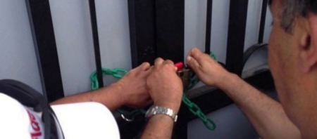 وزارة العمل تغلق منشأتين قيد الإنشاء في محافظتي رام الله والخليل