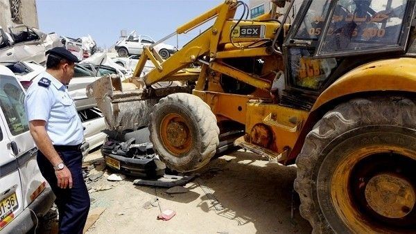 اتلاف 120 مركبة غير قانونية في الخليل
