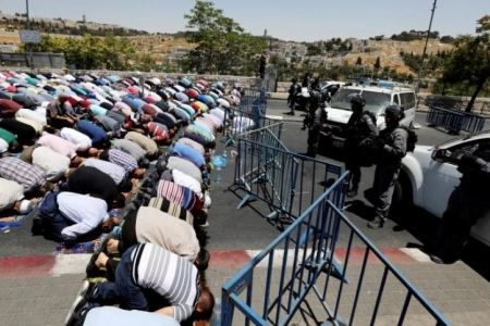 الاحتلال يستمر في منع اهالي ام الفحم من الدخول الى الاقصى