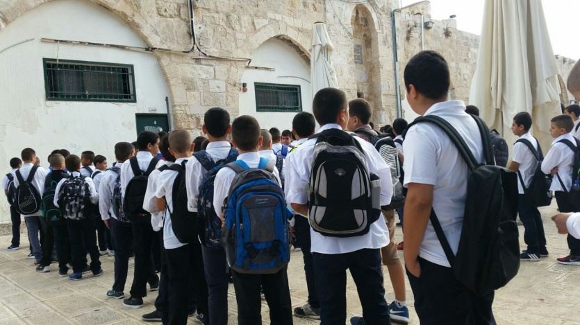 الاحتلال يمنع طلاب مدرسة من دخول الأقصى بحقائبهم