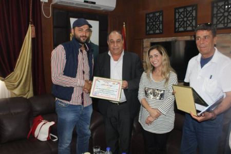 محافظ جنين يكرم الفنانة الأردنية الفلسطينية سهير الفهد وطاقم المسلسل الدرامي ” أولاد المختار