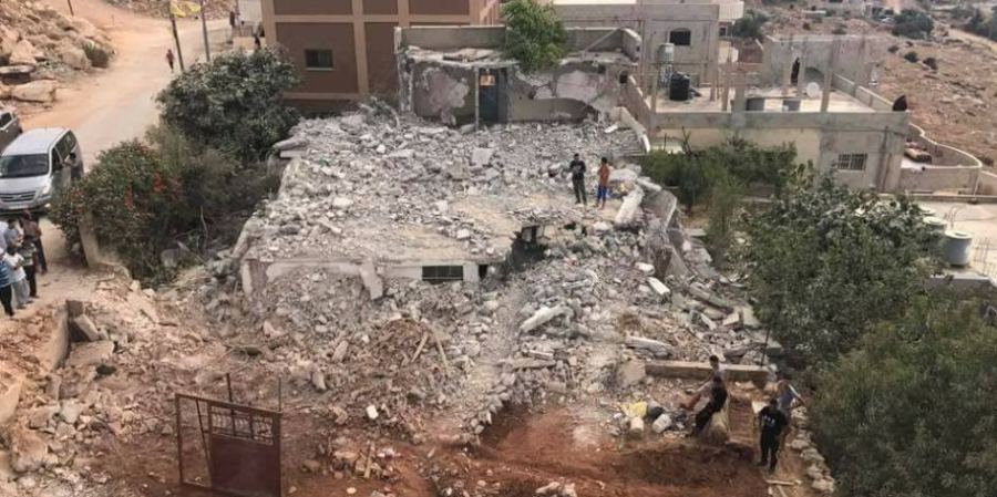 رام الله : الاحتلال يهدم ويغلق 4 منازل في سلواد ودير أبو مشعل تعود لعائلات شهداء