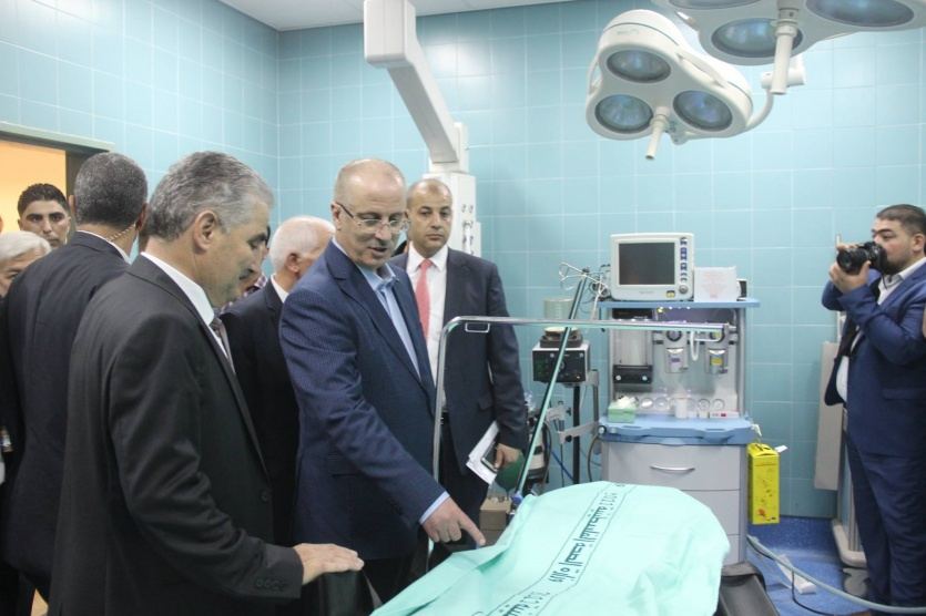 افتتاح ثلاثة أقسام جديدة بالخليل وتسليم عيادة متنقلة