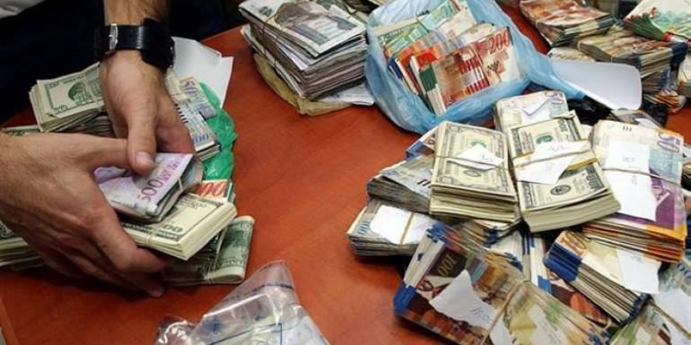  الاحتلال يصادر عشرات آلاف الشواقل ومركبة من مواطن في الخليل