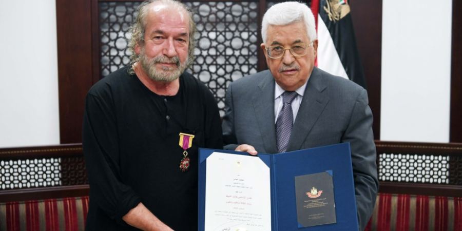 الرئيس يقلد الفنان التشكيلي طالب الدويك وسام الثقافة والعلوم والفنون