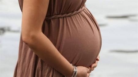 ذهبت إلى المستشفى للولادة فانقسم جسمها إلى نصفين.!!