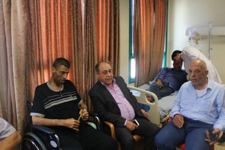  المحافظ رمضان يزور الناشط الرياضي نشأت أبو مراد ويطلع على وضعه الصحي