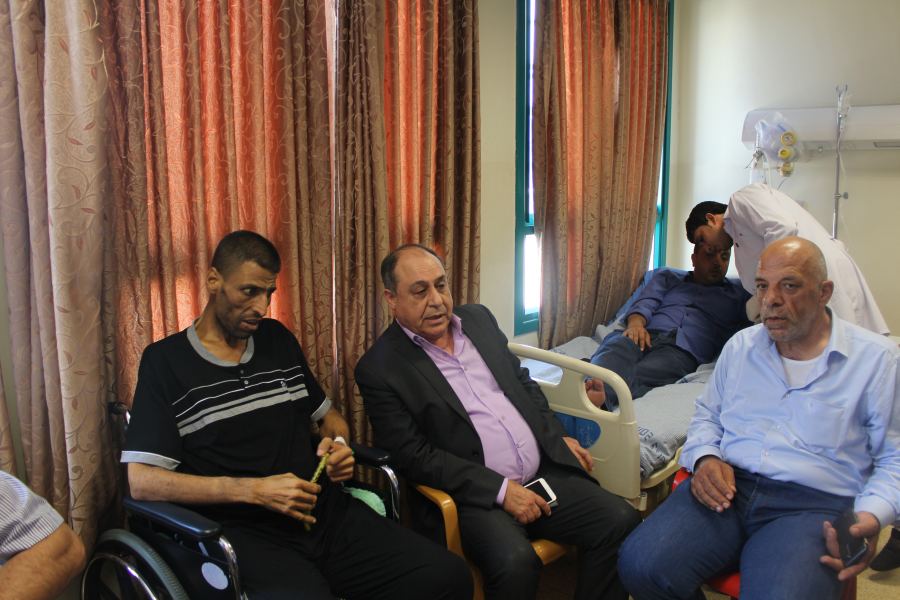  المحافظ رمضان يزور الناشط الرياضي نشأت أبو مراد ويطلع على وضعه الصحي