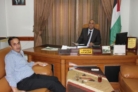 مدير مستشفى الشهيد خليل سليمان يطلع المحافظة على المشاريع الواعدة والوضع العام فيه