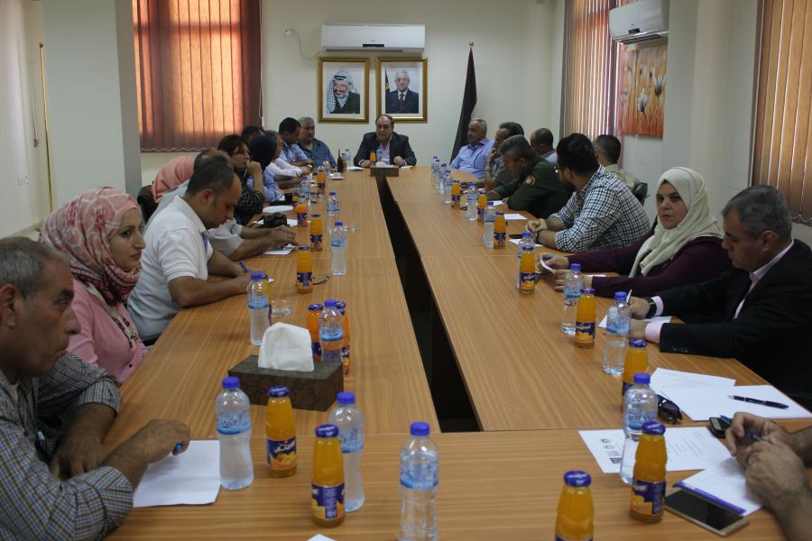 المحافظ رمضان خلال المؤتمر الصحفي نعمل بتعليمات فخامة الرئيس أبو مازن لتوفير الأمن والأمان للمواطنين وملاحقة كافة المظاهر السلبية والتجاوزات الغير قانونية 