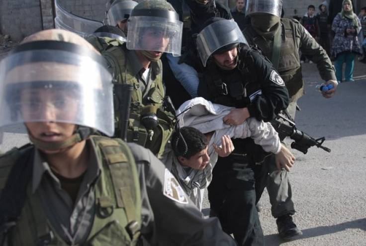 اعتقالات تطال 12 مواطناً بالضفة والقدس