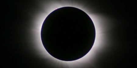 خسوف جزئي للقمر بسماء فلسطين غدًا