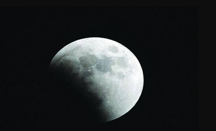 خسوف جزئي للقمر في سماء فلسطين الاثنين