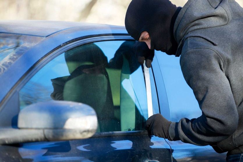 القبض على عصابة سرقت شيكات بربع مليون شيكل من مركبات المواطنين