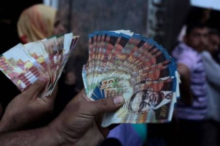 ما سبب الخصم من رواتب الموظفين هذا الشهر؟