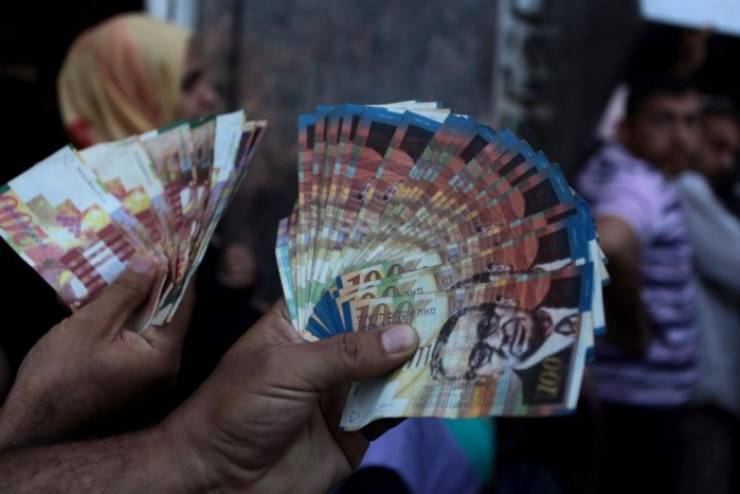 ما سبب الخصم من رواتب الموظفين هذا الشهر؟