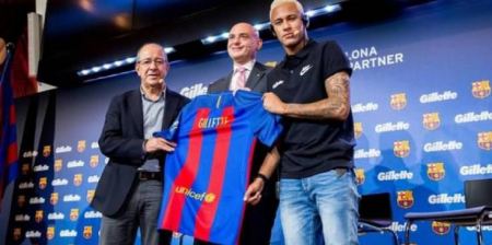 بالصور: شاهد كيف انتقمت جماهير برشلونه من نيمار بعد تأكيد خبر انتقاله 