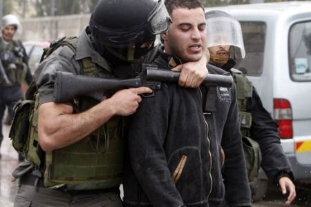 قوات الاحتلال تعتقل 16 مواطناً من الضفة