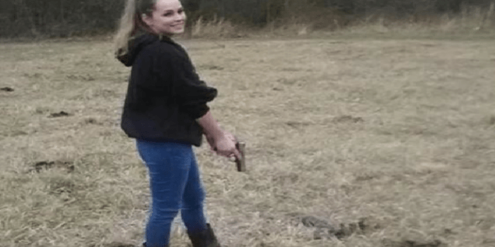 سحبت مسدسا من أسفل فستان زفافها وأطلقت النار على عريسها