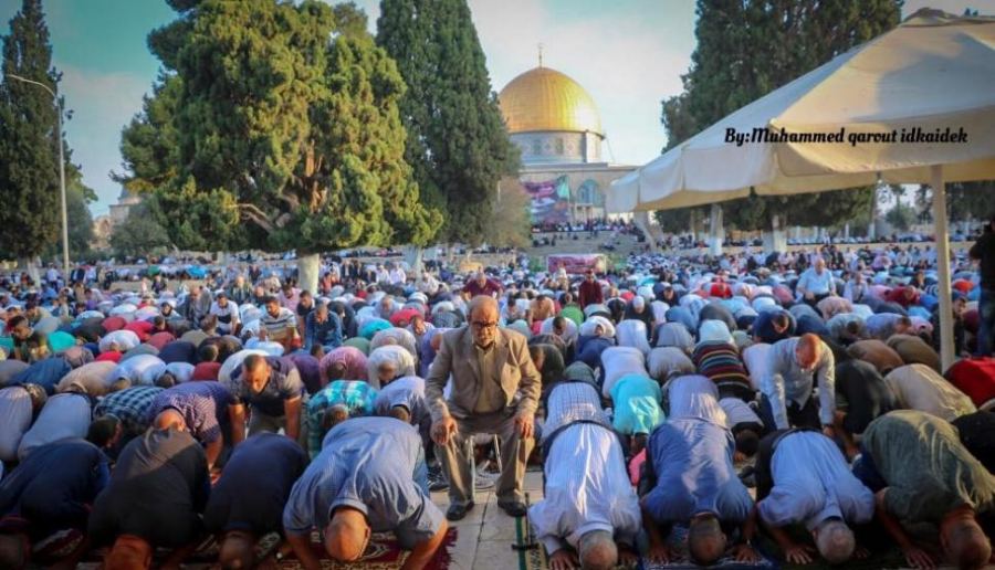 الآلاف يؤدون صلاة عيد الأضحى في الاقصى