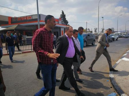  محافظ جنين يتفقد معبر الجلمة للوقوف على عدد من القضايا