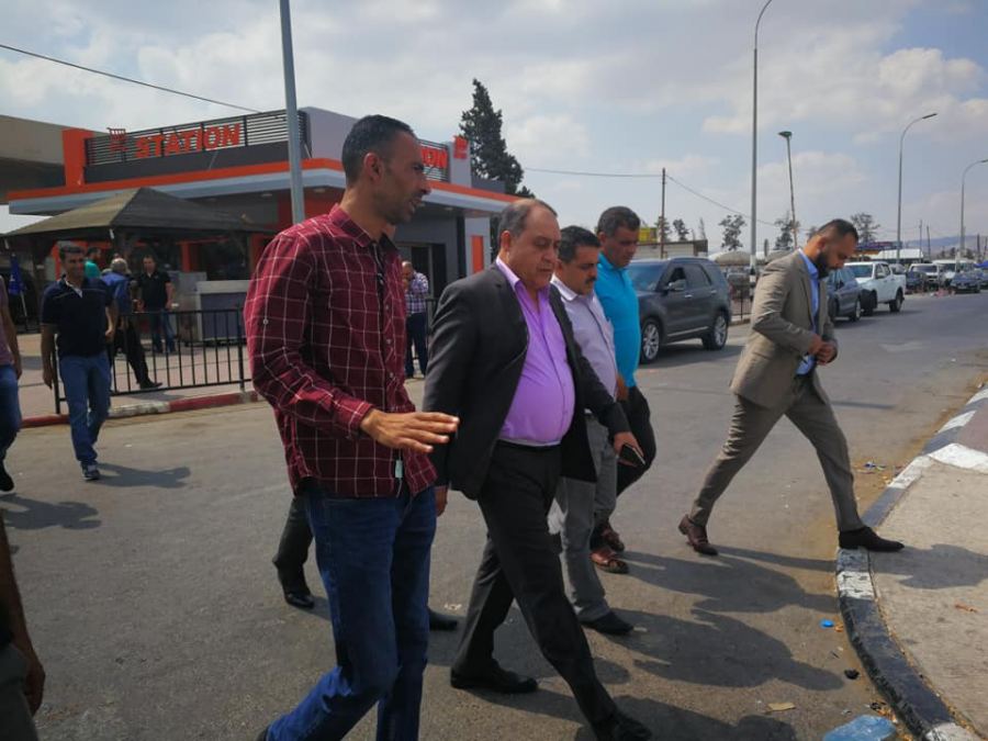 محافظ جنين يتفقد معبر الجلمة للوقوف على عدد من القضايا